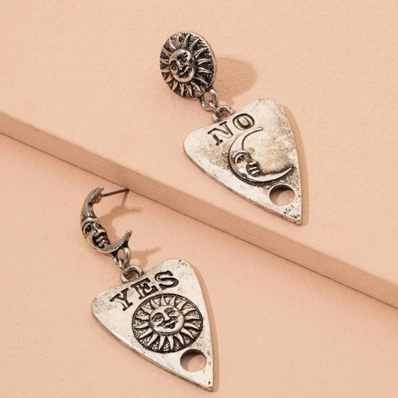 🌚 Awesome Vintage Style Boho Moon And Sun Mismatched Ouija Drop Earrings 🌞 - Picture 2 of 3